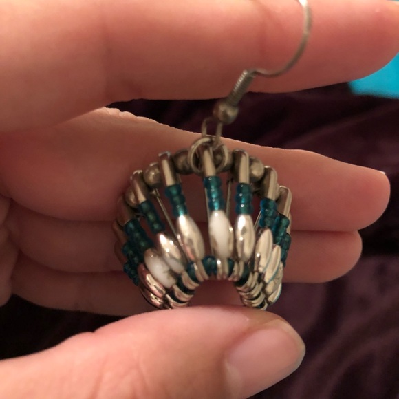 Pair of headdress inspired earrings - Picture 4 of 5